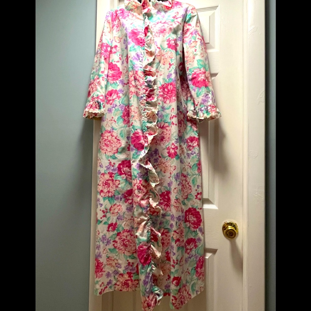 Vintage 70s Chiha cream flower print ruffle detail house coat dressing gown